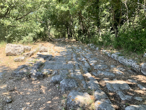 Oude Romeinse weg in Carsulae