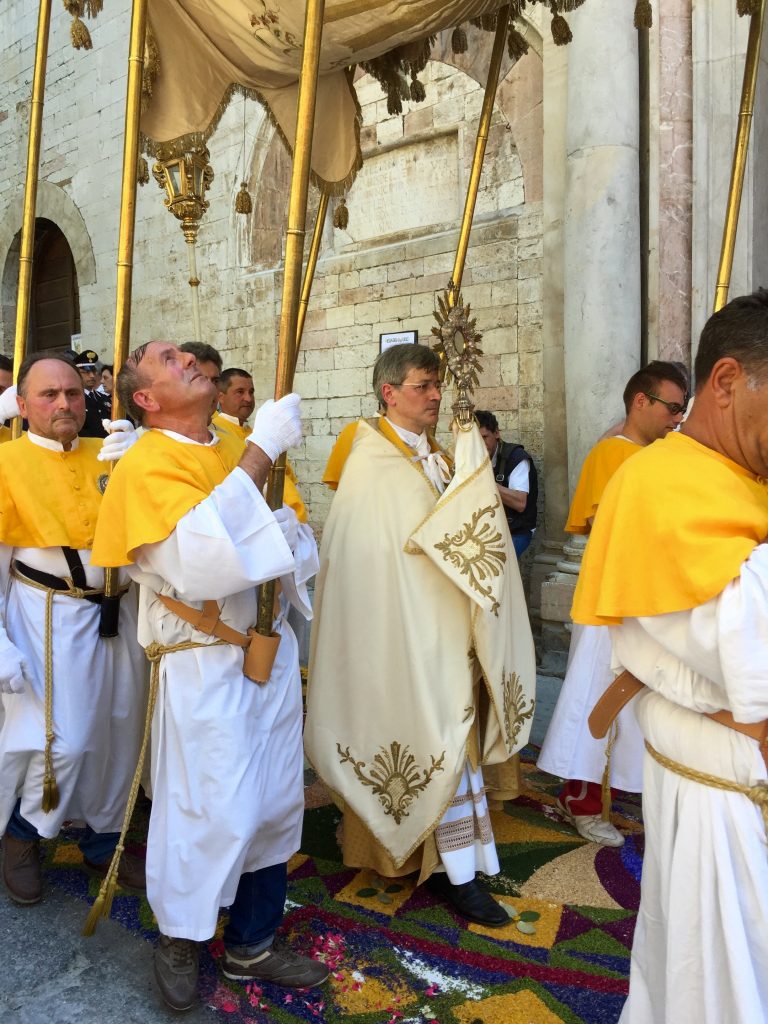 De processie in Spello met Corpus Domini