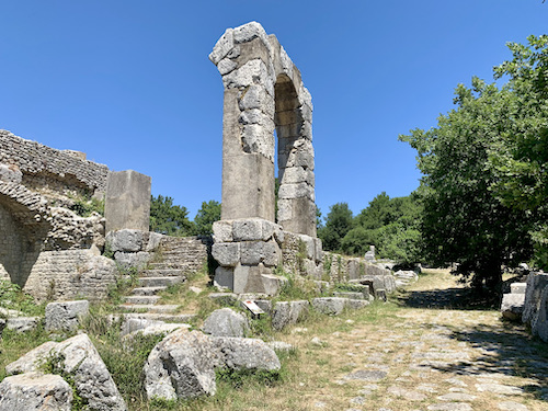 Visit the archeological park Carsulae
